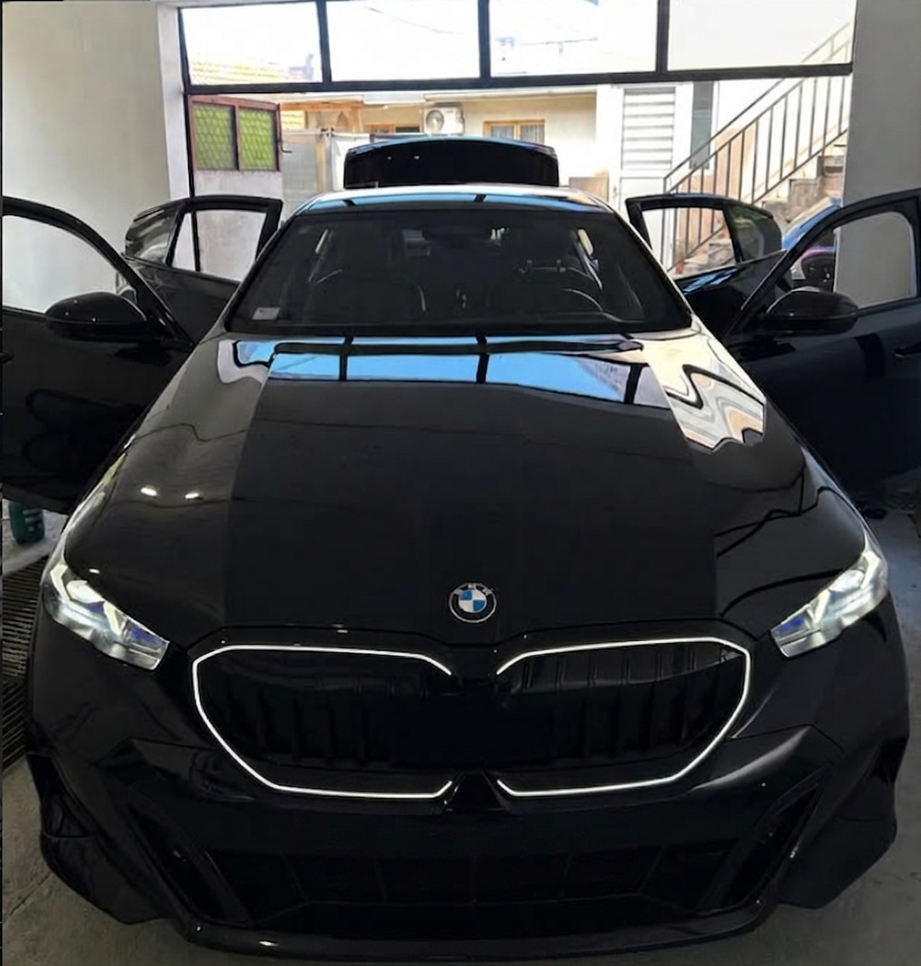 Detaljno opran i poliran crni BMW serije 5 - Beograd