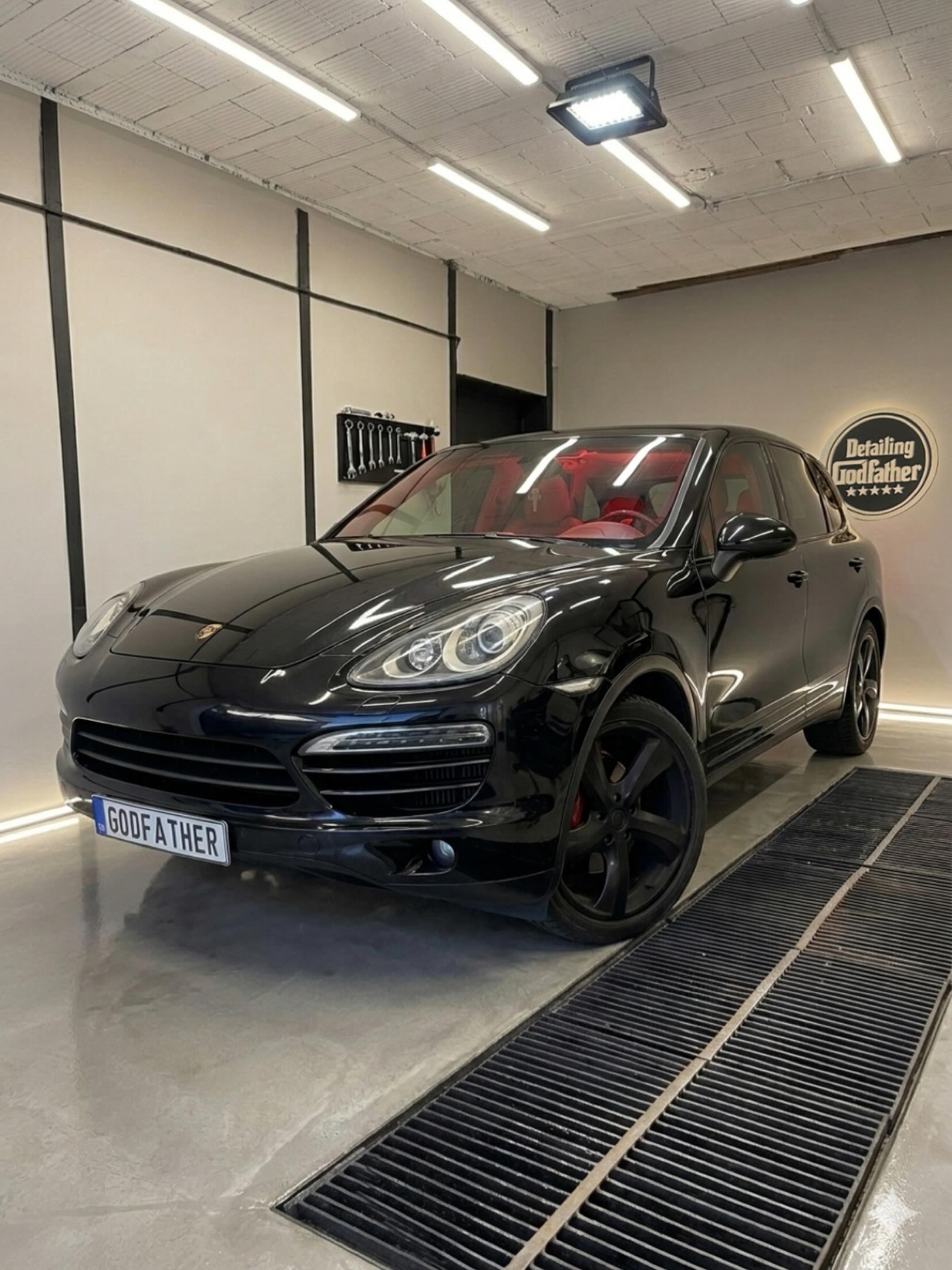 Detailing crnog Porsche Cayenne u studiju - Beograd